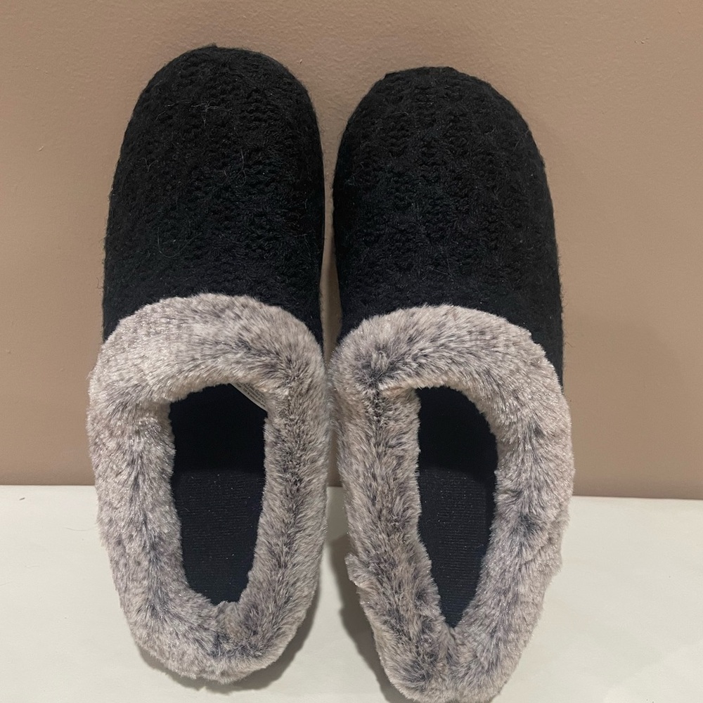 Dearfoams 7-8 Cozy Black Slippers with Rubber Soles